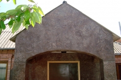 Камень на фасаде дома